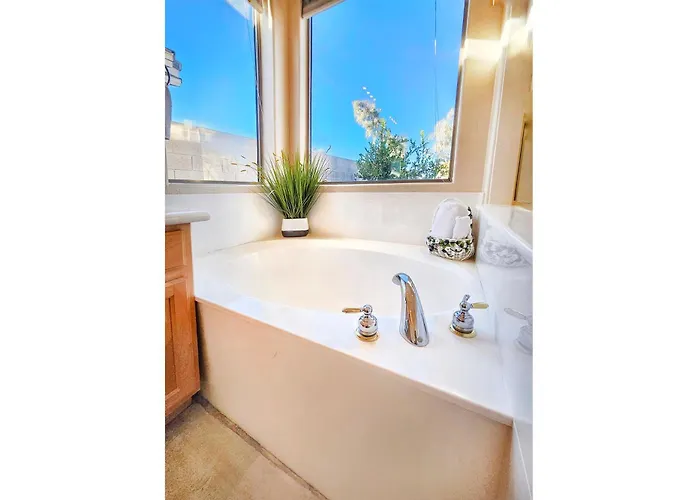 Upgraded Golf Oasis, Heated Pool, Bbq Pet Friendly Сasa de vacaciones *